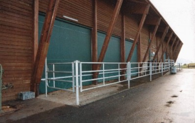 Porte à système d'enroulement sur tube par le haut